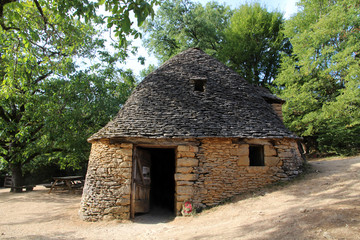 Fototapeta na wymiar Cabanes de Breuil, classé monument historique, Périgord noir