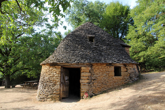 Cabanes de Breuil, class&eacute; monument historique, P&eacute;rigord noir