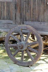 Obraz premium Wooden wheel on the old cart.