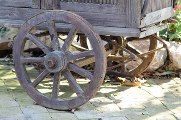Obraz premium Wooden wheel on the old cart.