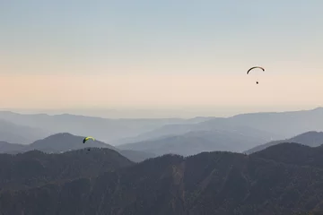 Papier Peint photo Lavable Sports aériens Parapentes survolant les montagnes