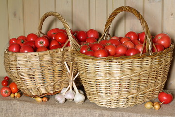 Помидоры в корзинах.
