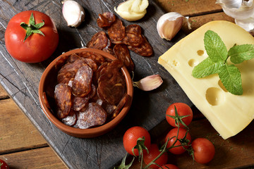 sliced spanish chorizo, garlic, tomato and cheese