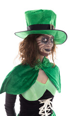 Frau als Leprechaun, freigestellt vor Weiß