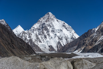 Naklejka premium Góra K2 i szczyt Angel, obóz Concordia