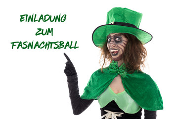 Witziger grüner Kobold zeigt auf Text, Einladung zum Fasnachtsb