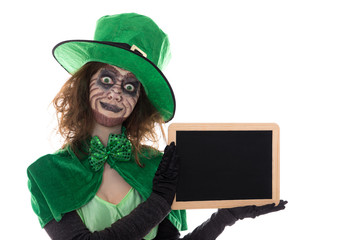 Grüner Kobold hält Tafel mit Textfreiraum in der Hand, freiste