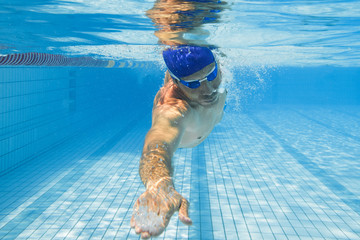 Mann beim schwimmen im Freistil Kraulen