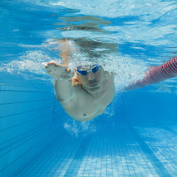 Mann beim schwimmen im Freistil Kraulen