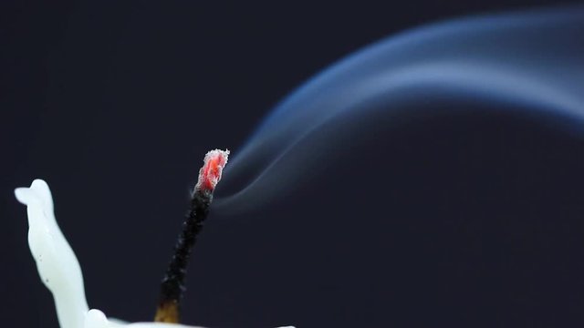 Apagando e acendendo uma vela.