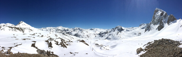 Fototapeta premium vue panoramique sur montagnes enneigées