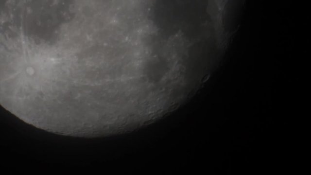 der abnehmende Mond zieht im Blickfeld vorbei