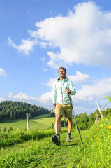 Mann beim Walken im Grünen