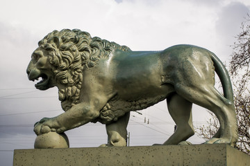 Статуя льва у Дворцового моста в Санкт-Петербурге