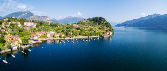 Obraz premium Lago di Como (IT) - Vista aerea di Pescallo a sx - Villa Serbelloni con Parco a dx