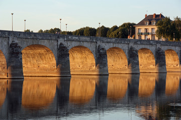 Jeux de lumi&egrave;res sur la Loire &agrave; Saumur, France