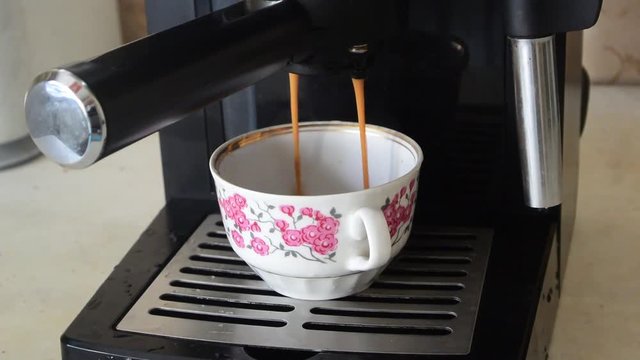Preparation of coffee by means of the coffee device in house conditions.