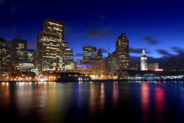 Obraz premium view to San Francisco skyline at night from Pier 7