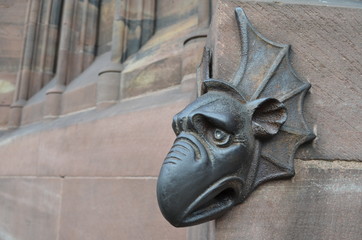 Historischer Bronze Drache am Strassburger Muenster im Elsass