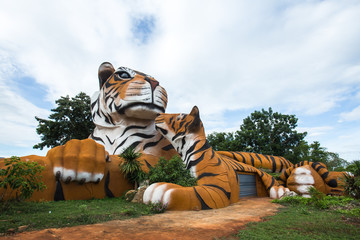 Fototapeta premium Tiger Statue in the Thai Temple