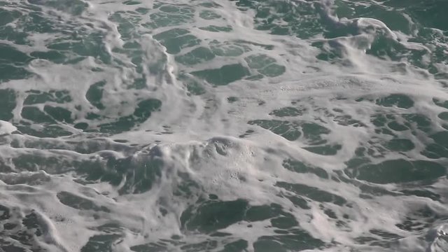 Vaiv&eacute;n y espuma de las olas del mar