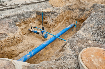 Bauarbeiten an einer neuen Frischwasserleitung in einer Baugrube
