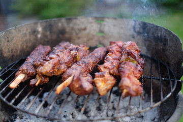Fleischspieße auf Grillrost