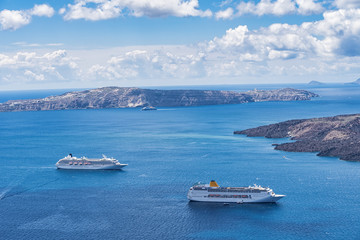 Cruise in Santorini - obrazy, fototapety, plakaty