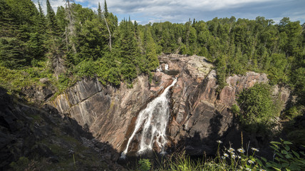 Obraz premium high waterfall cascading over quartz rock face