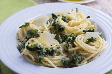 Spaghettis with spinach and Parmesan.