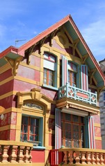 Altes buntes Traditionshaus in Nordfrankreich