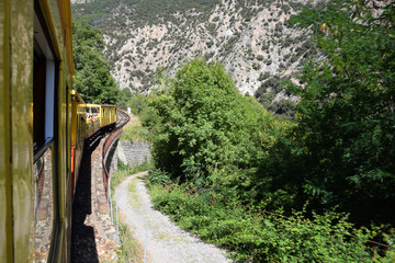 Le train jaune descendant la vallée de la Têt