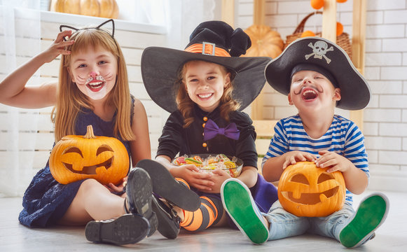 children play with pumpkins