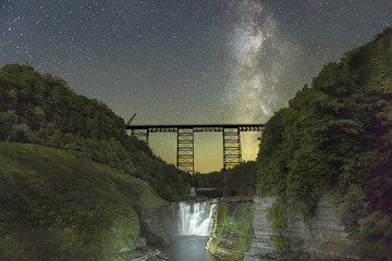 Naklejka premium Milkyway Over The Railroad Trestle