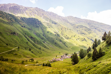 Obraz premium Clouds cover village on a mountaing view (Ponte di legno)