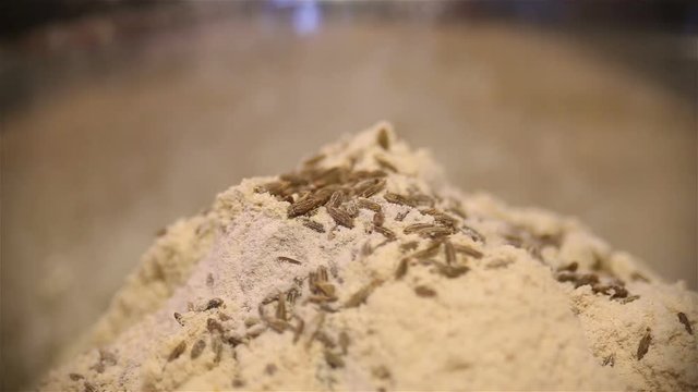 strew a flour hill by cumin