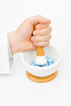 Grinding pills with help of mortar and pestle