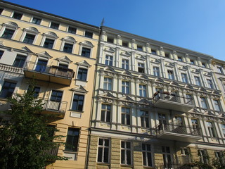 Fototapeta na wymiar Berlin: Altbaufassaden im Sonnenlicht