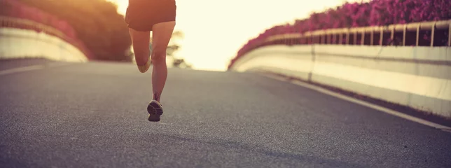 Photo sur Plexiglas Jogging young woman runner running on city bridge road