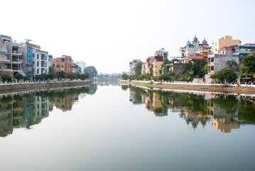 Obraz premium Ladnscape of Hanoi with buildings reflected in the river