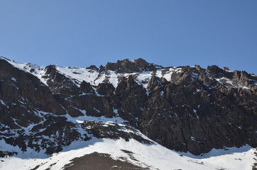Fototapeta na wymiar Neve sobre montanha