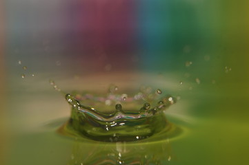 bunte Tropfen in grüne Flüssigkeit