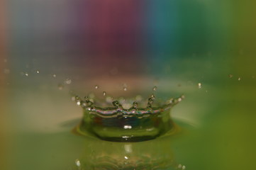 bunte Tropfen in gr&uuml;ne Fl&uuml;ssigkeit