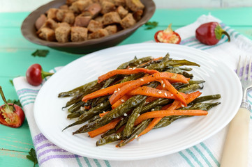 Baked green beans and carrots - vegan diets.