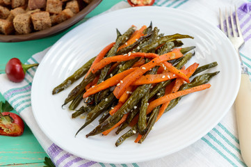 Baked green beans and carrots - vegan diets.