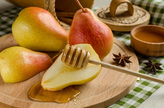 Ripe pears with honey and spices