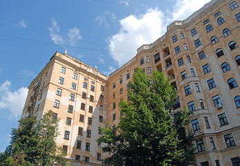 17-этажный 14-подъездный жилой дом - "сталинка" в Москве. Фрагмент