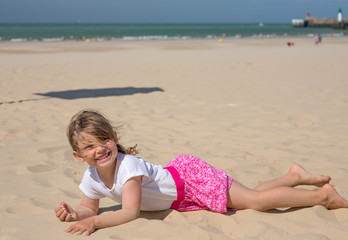 jolie jeune fille joant sur le sable