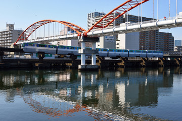 京浜運河の赤い橋と青い空
京浜運河沿いを入るモノレールと橋の赤いアーチが印象的だった。