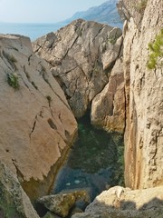 fels Schlucht am Meer